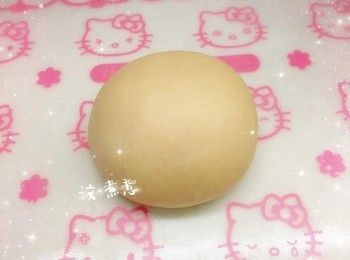 step2: 將粉團滾圓，收口捏緊向下，放入器皿（器皿預先塗上少許油），蓋上保鮮紙，靜置10分鐘 2. 撒少許麵粉在揉面墊上，輕壓粉團排氣（搓出粉團內的氣泡） 3. 滾圓，再靜置10分鐘