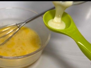 step3: 按個人喜好，加入適量的煉奶。
份量可以參考：微甜一湯匙/ 半甜兩湯匙/正常三湯匙