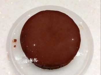 step3: <span class="group_2">朱古力流心餡</span>： 1. 將黑朱古力用熱水坐溶（亦可用微波爐加熱1.5分成朱古力醬；朱古力加熱不可超過50°，否則會變質而失去光澤） 2. 鮮奶用微波爐加熱10秒至微暖，加入黑朱古力醬，拌勻至黑朱古力滑身（呈令面） 3. 然後倒入模具中（先舖上保鮮紙；模具需比蛋糕模小1.5倍），放進冰格冷凍，備用
