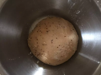 step2: 靜置後加入乾酵母、紅藜麥及無鹽牛油，攪拌至麵團的表面光滑，撐開麵團有薄膜。
搓圓後放入抹油的鋼盆中，進行第一次發酵30分鐘。