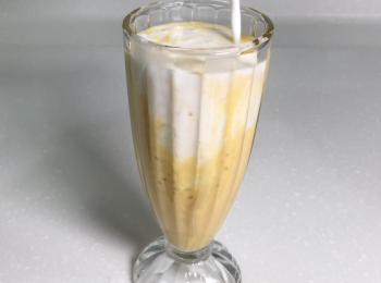 step5: 依次加入芒果奶昔、西米、椰漿、芒果肉