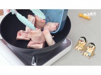 step2: 冷水放豬腳, 加入1茶匙鹽汆水