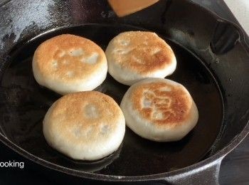 step1: 不用烤箱，做起来特别方便
热水揉面，皮不会破