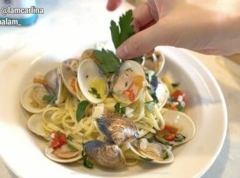 step7: 灑上適量番茜和初榨橄欖油。完成。