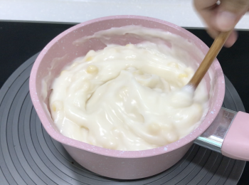 step4: 看到小匙固體物變大，加馬豆 ，繼續不停攪拌，煮到這黏稠度，馬上離火