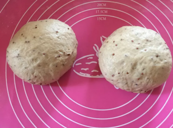 step3: 麵團發酵後，膨脹至兩倍大。
將麵團從鋼盆中取出，用手拍拍表面，將空氣拍走。
分成兩份，搓圓鬆弛5分鐘。