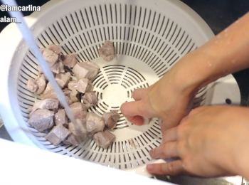 step7: 豬肉切成小粒。凍水汆水，將骯髒血水清洗乾淨。