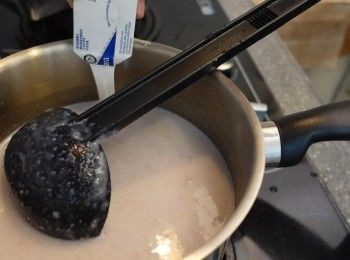 step8: 混合後加入200毫升常溫椰奶