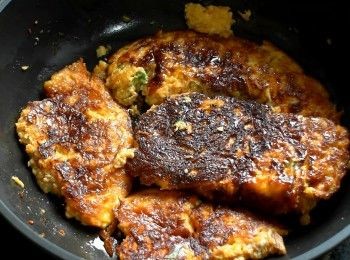 step4: 表面差不多凝固後翻面煎至兩面微焦即可。