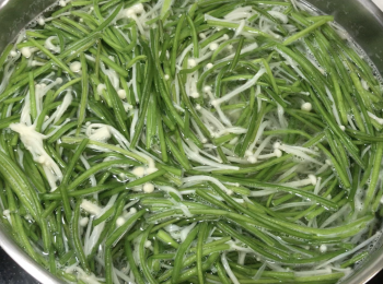 step4: 把一鍋水煮沸，加半茶匙鹽，金針菇煮1分鐘後，加水蓮，1分鐘後撈起金針菇和水蓮，浸泡冰水2分鐘後撈起