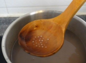 step3: 熱水內放入西米煮 10 分鍾 直至中心部位有少許白色 
關火 蓋上鍋蓋燜30分鐘
(每個牌子煮的時間不同)