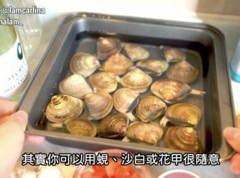 step1: 蜆吐沙。用一個平盆子，加入水，用1茶匙鹽混合。吐沙時蜆不要重疊一起。