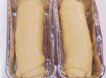 step4: 第二次已發酵好麵團，預熱氣炸鍋150度5分鐘，掃上蛋液加上適量芝麻係麵團面