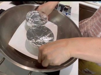 step7: 蓋上錫紙，以細火蒸12分鐘，之後熄火焗10分鐘。（請留意，如你使用的蒸碗比較厚，由於碗愈厚，傳熱愈慢，故此蒸燉蛋的時間可能需要加多幾分鐘，記得自行調節）