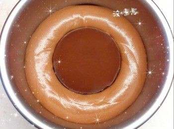 step9: 再加入黃色食用色素、紅色食用色素和食用金粉調成暗閃的橙紅色，放涼／放進雪櫃冷藏至所需的濃稠度 2. 然後將淋醬加入唧袋，沿著蛋糕邊緣慢慢唧出適量的淋醬 3. 讓<span class="group_4">芝士淋醬</span>緩緩流下，自然滴落，放進雪櫃冷藏至凝固