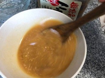 step5: 取出少量湯汁，加入赤味噌並拌至完全溶化。