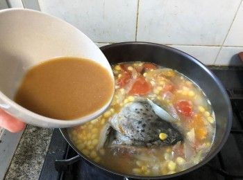 step6: 將拌好的赤味噌拌入湯中，再次煮沸後即可。