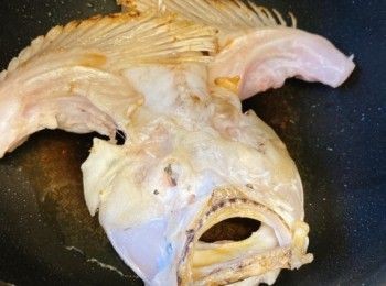 step3: 燒熱鑊，下2湯匙油及薑片，將魚煎至微黃。