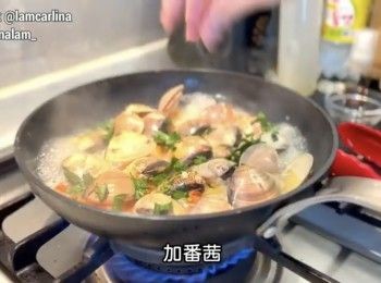 step5: 加入蜆、蒜頭、番茄、番茜、辣椒、白酒和少量鹽，煮到直至蜆打開，大約5－6分鐘。