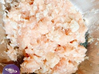 step3: <a href="https://bit.ly/3EZL8dD" target="_blank" data-keyword="雞胸" class="guide-link"><strong>雞胸</strong></a> <span style="display:inline-block;vertical-align:middle;margin-top:-3px;color:initial;border-radius:3px;padding:2px 3px;font-size:12px;line-height:14px;background:#87d300;color:#fff;">即買</span> 肉解凍後抹乾水，切成蓉。豆腐用手掐碎，加入雞蓉拌勻