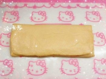 step6: 從粉團兩側（較短的一邊）向中間各摺1／3，摺成長方形