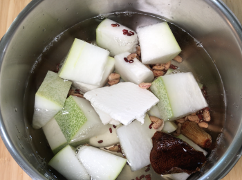 step4: 白茯苓和蜜棗洗淨，把所有材料放進壓力鍋，加水
