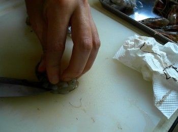 step2: 白蝦去殼後清除腸泥。