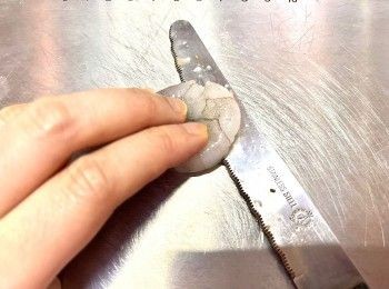 step2: 先將蝦仁沖水5-10分鐘解凍，背部切一刀去蝦腸、抹乾身後加少許鹽、黑胡椒碎、麻油醃5-10分鐘。