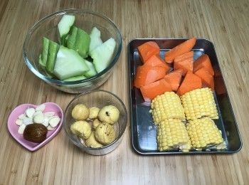 step1: 合掌瓜切開去核、切塊，粟米切塊，紅蘿蔔削皮切塊，栗子、南北杏、蜜棗用水洗淨