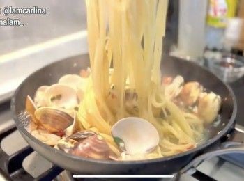 step6: 隨即加入意粉攪拌。