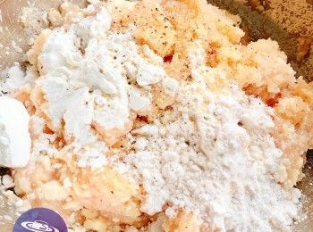 step4: 再放入所有調味料，攪拌至均勻