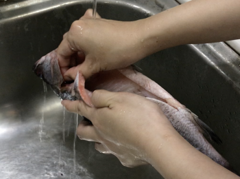step1: 把魚肚的血塊、內臟清除乾淨，用水洗淨魚的內外，再用廚房紙巾抹乾淨內外