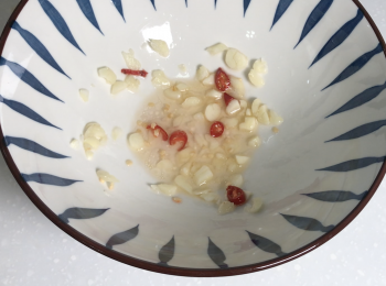 step3: 蒜頭剝膜，壓一壓再切碎，辣椒切圈，加入糖、鹽、醋、麻油，拌勻