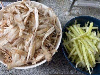 step3: 然後把牛蒡削成絲；西芹切成細條。