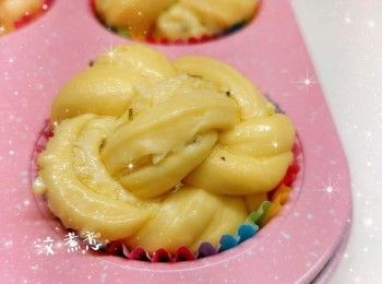 step8: 再切成6等份的長條狀（闊4 cm），在中央位置直線切兩刀（不要切斷，保留其中一端），然後像綁三辮麻花辮般，最右先壓上中間後，最左再壓上中間，依此方式綁至尾部，黏合及捏緊末端，最後將頭尾兩端向下屈曲，放入蛋糕紙托中 2. 蓋上保鮮紙，靜置30-40分鐘作第二次發酵，粉團會脹大1-2倍 3. 在已發酵成形的粉團上塗上一層蛋汁