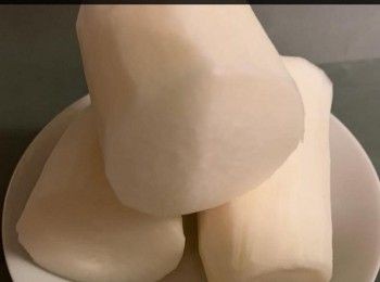 step1: 一個大的白蘿蔔洗淨，去皮備用。