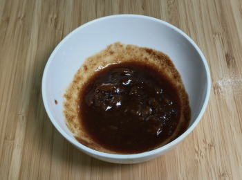 step2: 酸梅去核，加白糖、甜麵醬、胡椒粉，拌勻做酸梅醬