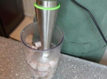 step6: 煮開 650 ml水及冰糖 
並取1/3芋頭 及適量糖水攪拌成蓉