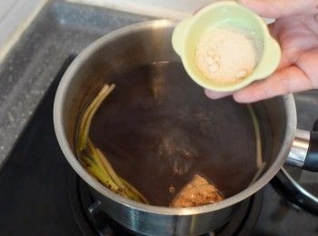 step4: 五分鐘後
加入鹽及雞粉再煮五分鐘