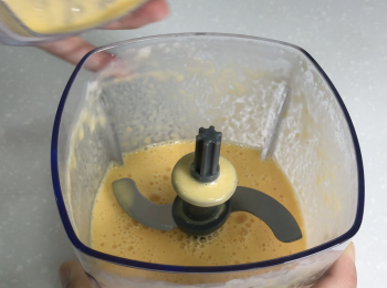 step2: 芒果肉加椰漿50克和牛奶50克，打成奶昔，冷藏1小時