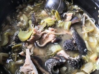 step2: 將香料白胡椒白鑊烘香備用，咸酸菜浸淡塩水取出揸走多餘的水份用糖略醃入味與蒜理蔥頭冰糖入鑊煸香后灒入滾水煮成湯汁轉中小火