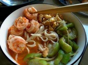 step6: 將煮好的湯與麵條結合即可上桌。
