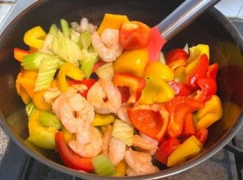 step6: 接著加入甜椒塊、鹽和糖略炒，最後把蝦仁回鍋炒勻並炒熟。