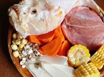 step1: 請魚販將魚擋好，洗淨，用廚房紙抹乾水份；豬𦟌洗淨，切件，汆水，備用。