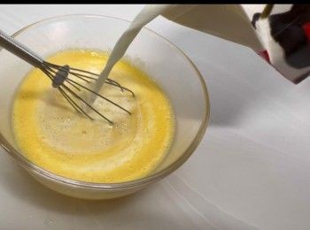 step4: 一邊加入常溫牛奶，一邊攪勻蛋漿