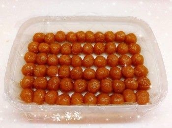 step3: 1. 將粉團分成一份份（10 g），壓平，放入已冷藏／冷凍至少許硬身的鳳梨餡，包好，捏緊接口，接口向下，再搓成小圓球 2. 先在鳳梨酥表面塗上一層薄薄的蛋黃液（蛋黃需預先打散） 3. 預熱5分鐘（170°），放中層，焗約20-25分鐘 4. 再焗2-3分鐘（220°）至表面金黃（調高溫度令鳳梨酥上色），放涼，即可