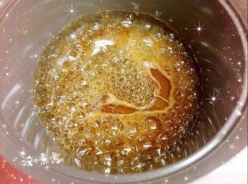 step3: 加入<span class="group_1">爆谷</span>（分3次），拌勻（要快速拌勻，否則焦糖會變硬），使每粒<span class="group_1">爆谷</span>都均勻的沾上<span class="group_2">焦糖漿</span> 2. 將<span class="group_1">爆谷</span>攤平（不可重疊，可用手將黏在一起的<span class="group_1">爆谷</span>分開）放在盤子上（鋪上牛油紙），放涼