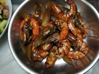 step1: 先把蝦解凍洗淨，剪去沙囊，剪去腳，挑蝦腸，蝦背位的殼剪開(等一下炒時容易吸收醬汁)，吸乾水。因為是雪藏蝦，所以落了少少鹽，讓蝦有底味。