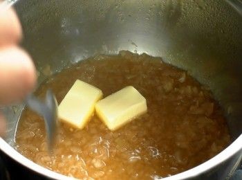 step3: 轉最小火，慢慢放入奶油，每次1-2小塊，完全溶化後再放入新的奶油。