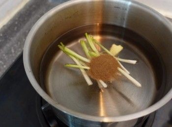 step3: 一公升水內加入五香粉蔥白及薑 
汁煮開後 再煮5分鐘